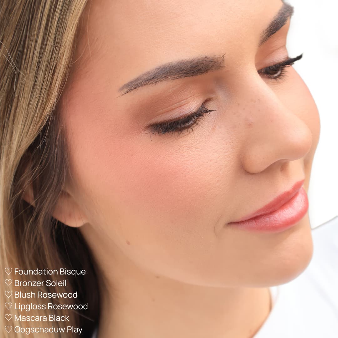 ♡ Foundation Bisque ♡ Bronzer Soleil ♡ Blush Rosewood ♡ Lipgloss Rosewood ♡ Mascara Black ♡ Oogschaduw Play (2)